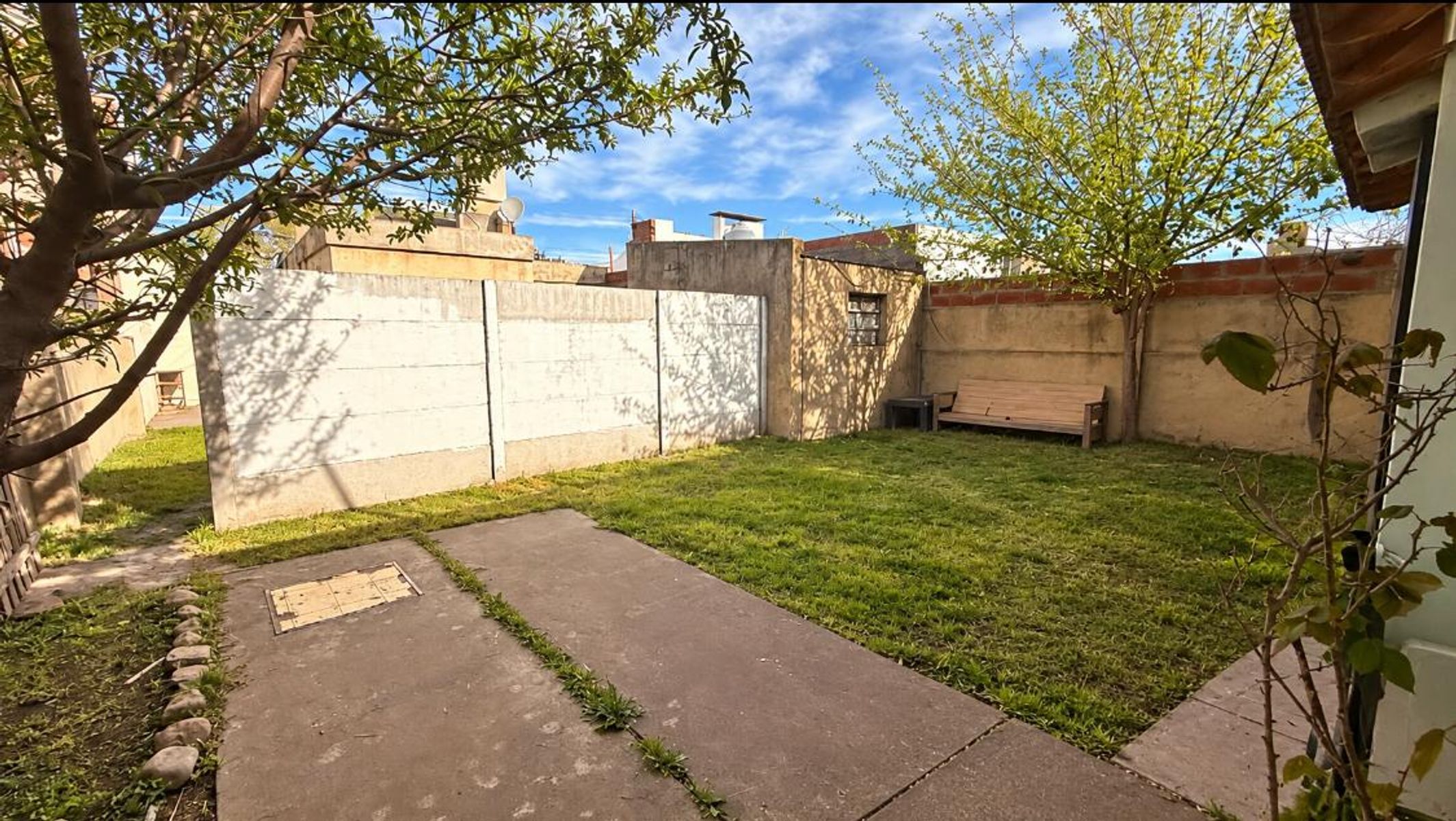 VENTA DE CASA CON GRAN PATIO VERDE + DEPARTAMENTO1 DORMITORIO, C. MALLEA N°900, BAHÍA BLANCA - 12