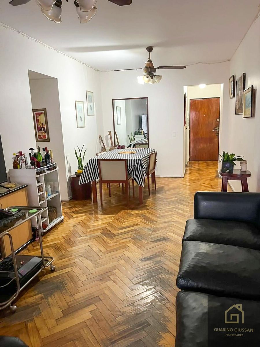 Venta departamento a refaccionar con patio. Contrafrente. 215 m2