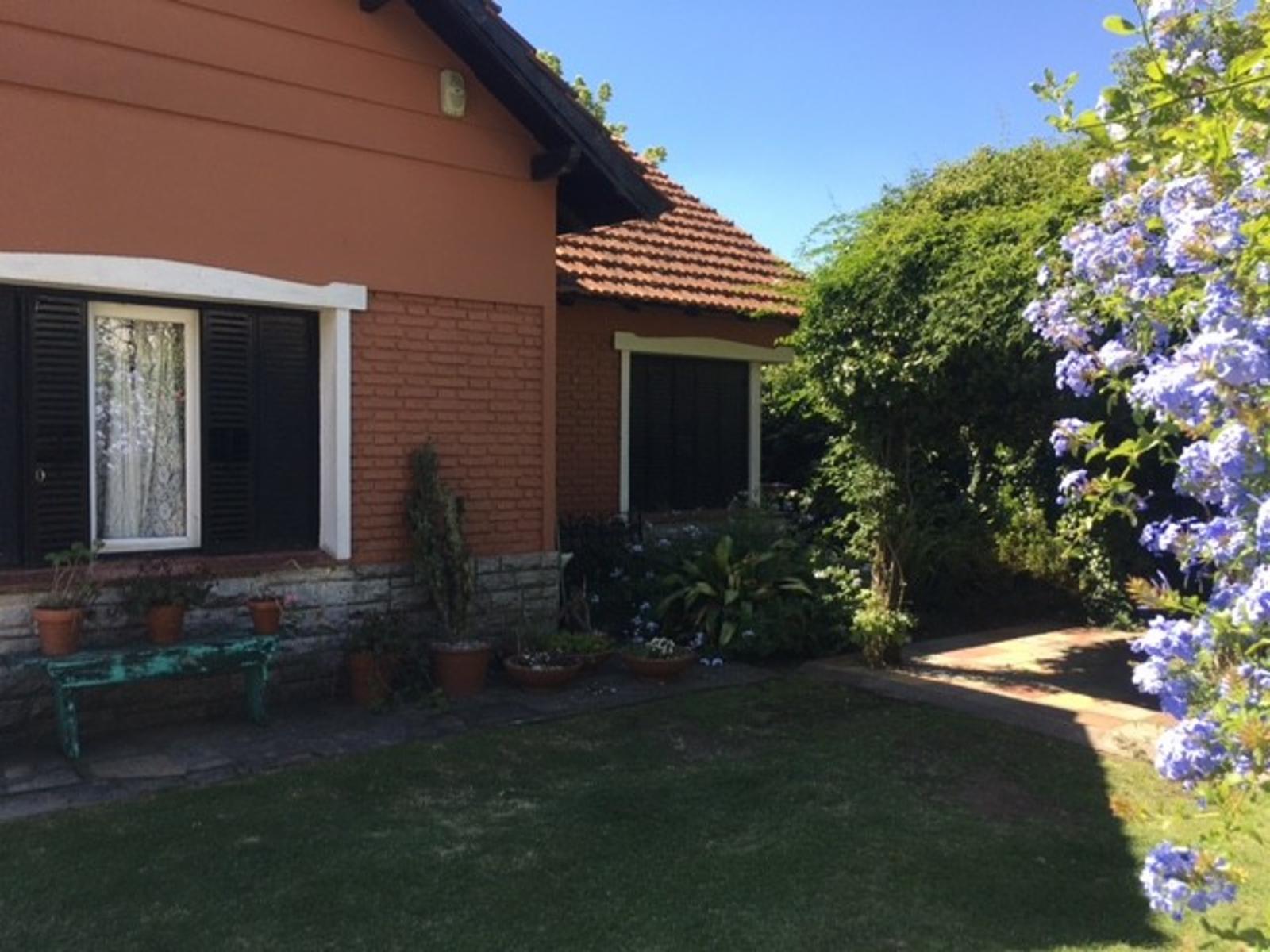 Excelente propiedad en corazón de manzana con una súp. de terreno de 900m2, pileta y SUM. — foto 2