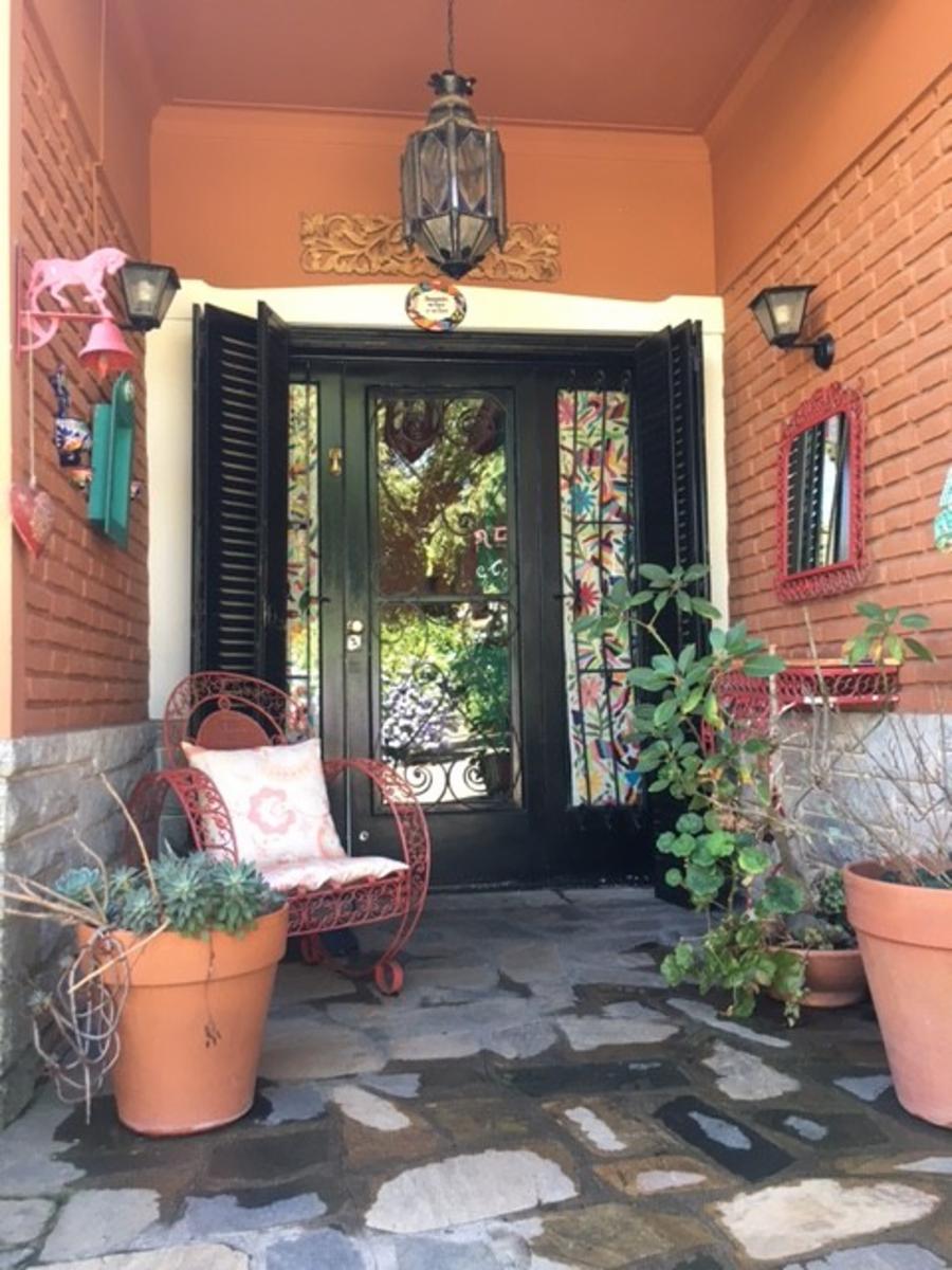 Excelente propiedad en corazón de manzana con una súp. de terreno de 900m2, pileta y SUM. — foto 3