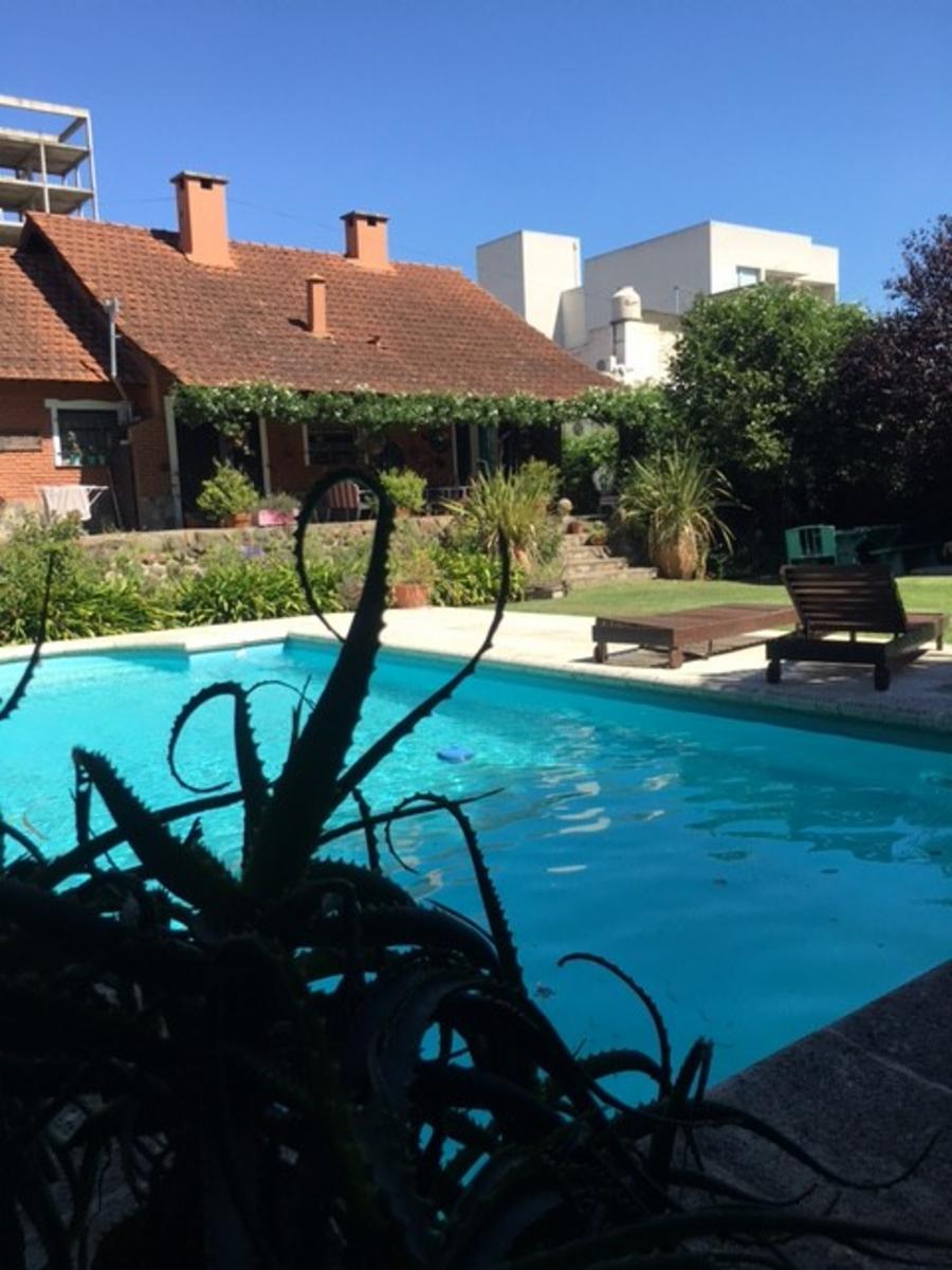 Excelente propiedad en corazón de manzana con una súp. de terreno de 900m2, pileta y SUM. — foto 6