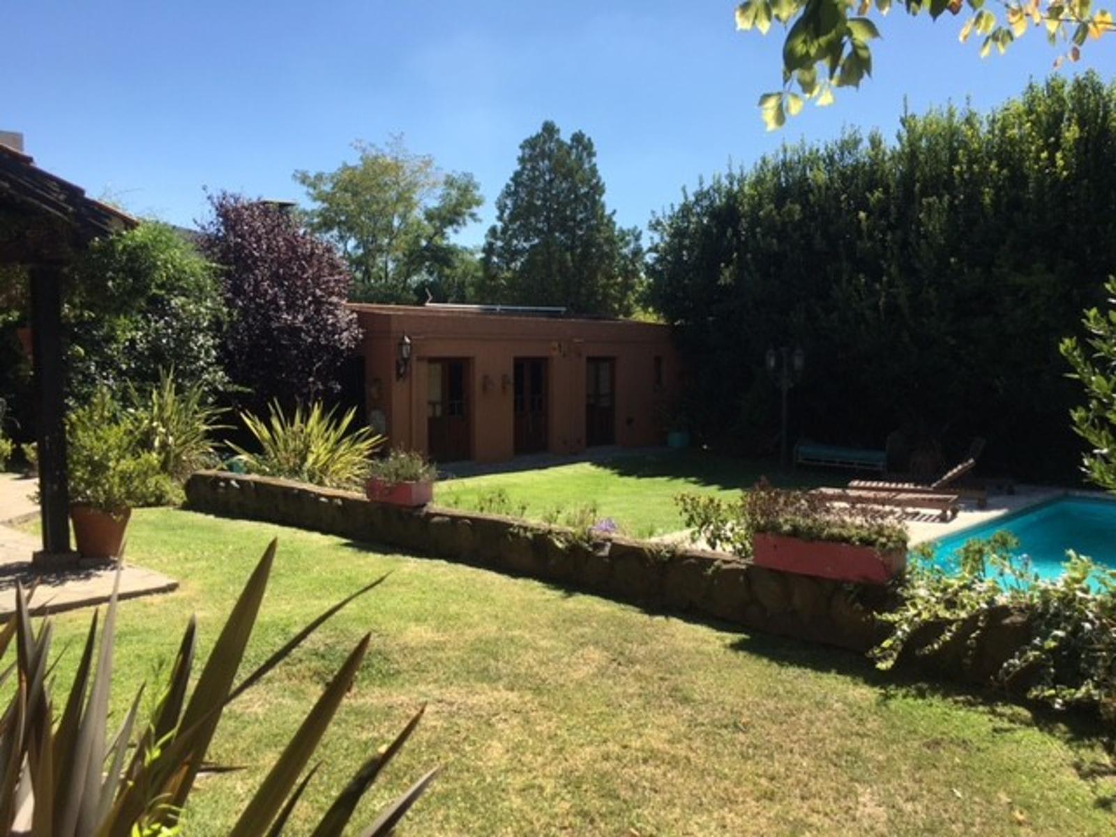Excelente propiedad en corazón de manzana con una súp. de terreno de 900m2, pileta y SUM. — foto 12