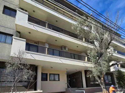 BELLO DEPARTAMENTO EN ALQUIILER PERMANENTE EN CARLOS PAZ, FRENTE CON BALCÓN A LA CALLE, con cochera, EDIFICIO OLIVOS 1