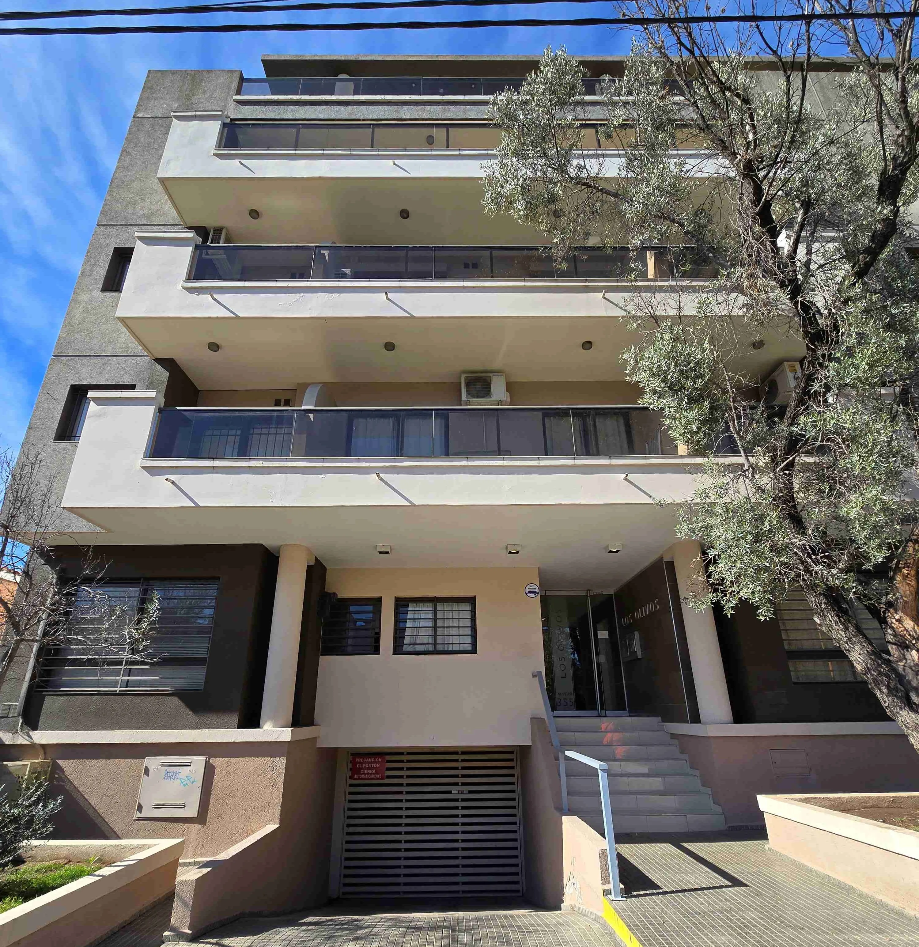 BELLO DEPARTAMENTO EN ALQUIILER PERMANENTE EN CARLOS PAZ, FRENTE CON BALCÓN A LA CALLE, con cochera, EDIFICIO OLIVOS 1 - 2