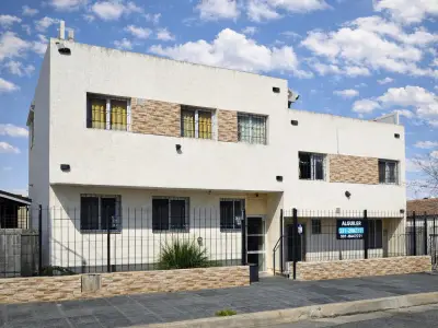 LINDO DEPARTAMENTO EN VENTA EN VILLA CARLOS PAZ, EDIFICIO RÍO DE JANEIRO, 1 DORMITORIO CON PATIO PROPIO. COCHERA