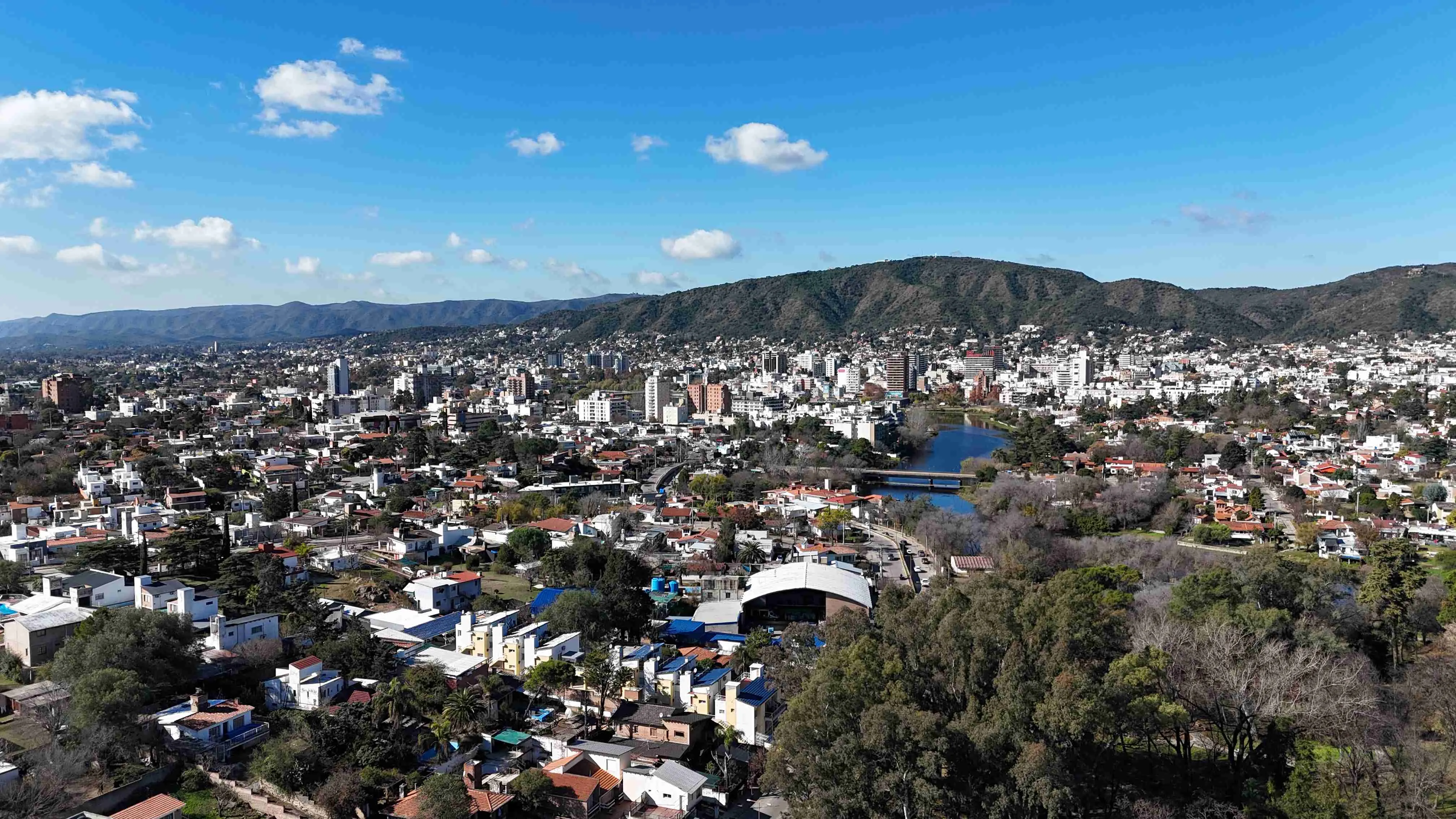 LINDO DEPARTAMENTO EN VENTA EN VILLA CARLOS PAZ, EDIFICIO RÍO DE JANEIRO, 1 DORMITORIO CON PATIO PROPIO. COCHERA - 11