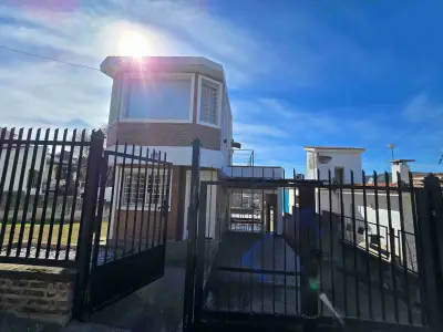 MUY LINDA CASA EN VENTA EN CARLOS PAZ, BARRIO RESIDENCIAL LAS ENSENADAS, CON GAS NATURAL ! Digna de ver.
