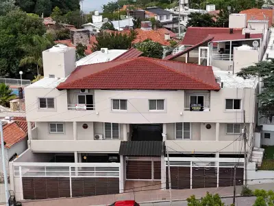 MUY LINDO DEPARTAMENTO de 2 dormitorios, EN VILLA CARLOS PAZ, ALQUILER PERMANENTE A 2 AÑOS, EN COMPLEJO CON PILETA, QUINCHO ASADOR, Gas Natural. Calefacción central