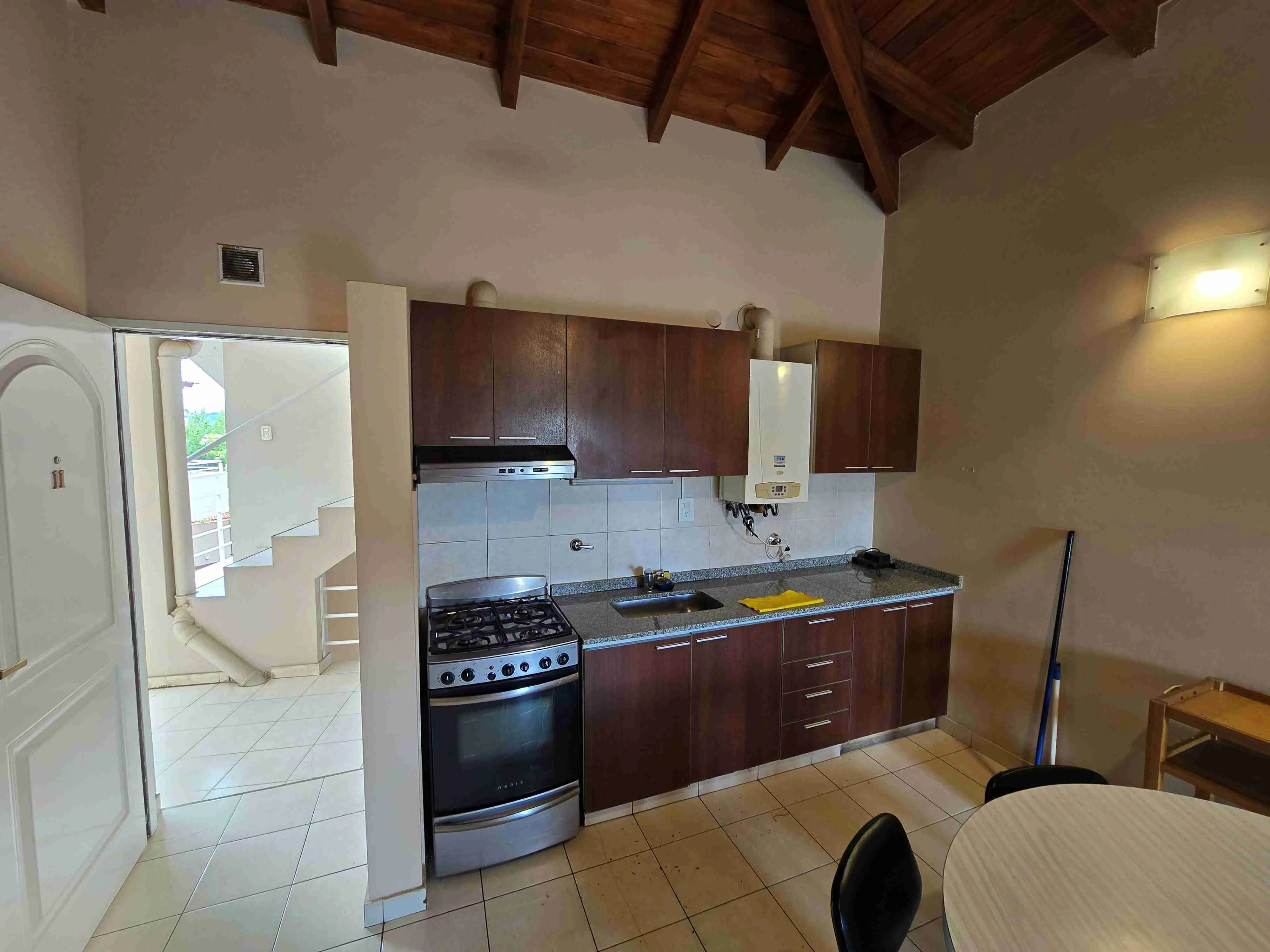 MUY LINDO DEPARTAMENTO de 2 dormitorios, EN VILLA CARLOS PAZ, ALQUILER PERMANENTE A 2 AÑOS, EN COMPLEJO CON PILETA, QUINCHO ASADOR, Gas Natural. Calefacción central - 6
