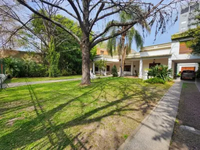 Casa quinta de 1000 m2 EN PLENO CENTRO DE SAN MARTIN